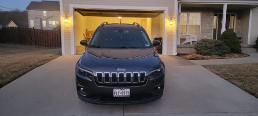Photo 3 of 18 of 2019 Jeep Cherokee Latitude Plus